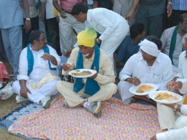 బాబు: వేషాలు మార్చెను, ప్రజలతో కలిసేన్