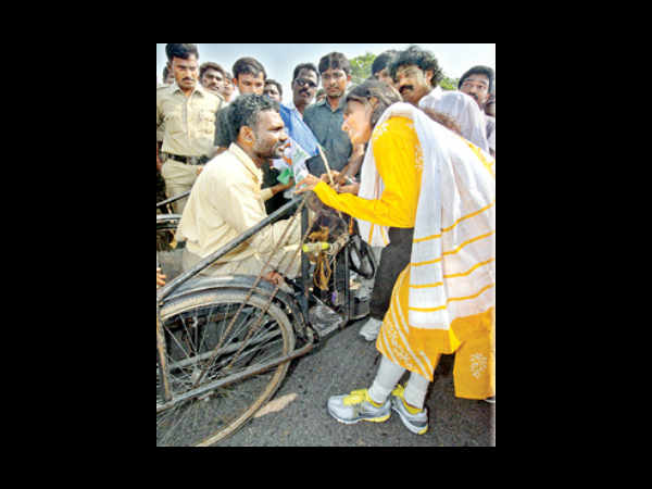 షర్మిల పాదయాత్ర: జగనన్న కోసం.. మమేకవుతూ..