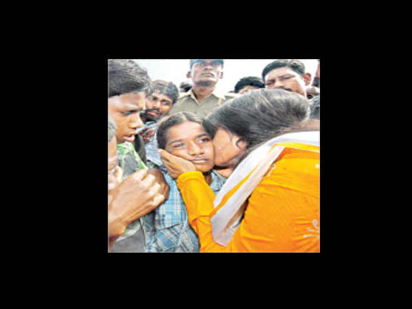 షర్మిల పాదయాత్ర: జగనన్న కోసం.. మమేకవుతూ..