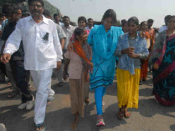 షర్మిల పాదయాత్ర: జగనన్న కోసం.. మమేకవుతూ..