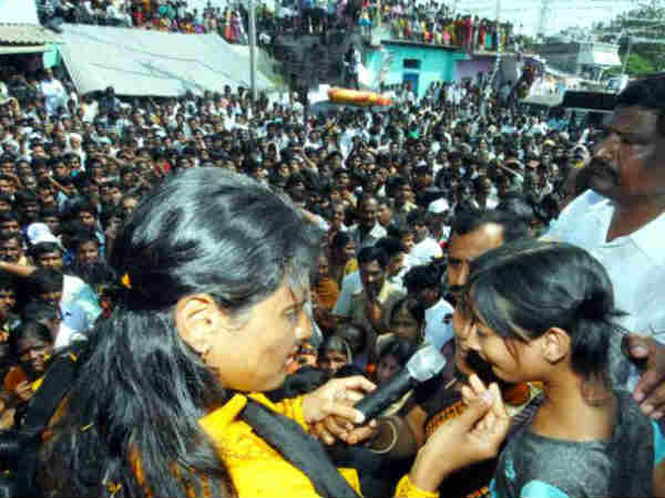 షర్మిల పాదయాత్ర: జగనన్న కోసం.. మమేకవుతూ..