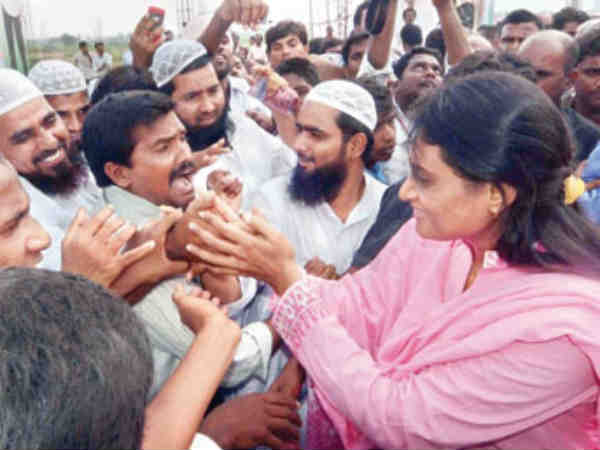 షర్మిల పాదయాత్ర: జగనన్న కోసం.. మమేకవుతూ..