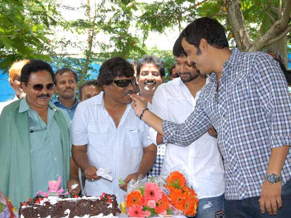 జగన్ కోసం ఆ మూడు: 'ఫిలిమ్' సపోర్ట్!
