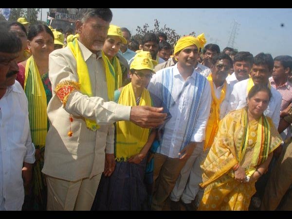 చంద్రబాబు పాదయాత్ర: ఫ్యామిలీ తోడు ఇలా...