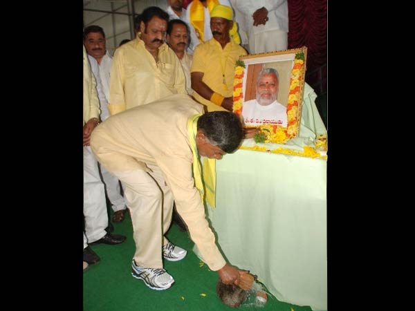 చంద్రబాబు పాదయాత్ర: ఫ్యామిలీ తోడు ఇలా...