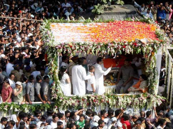 థాకరే అతిమ యాత్రలో శివసైనికులు