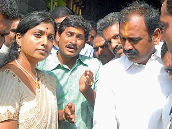 జగన్కు రోజా దూరం: ఎక్కడా ఇమడలేరా?