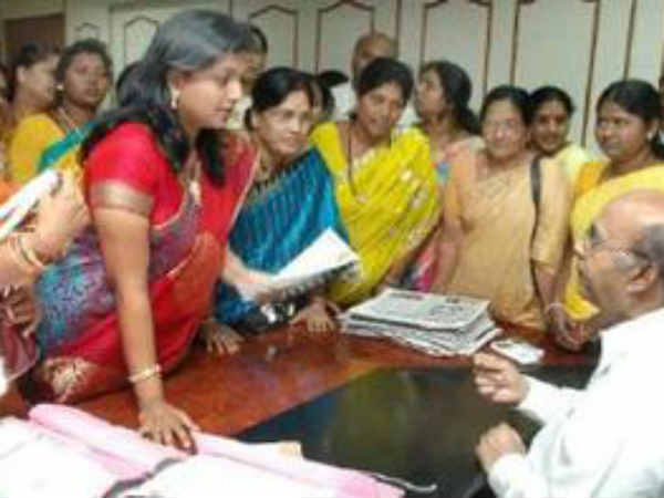 జగన్కు రోజా దూరం: ఎక్కడా ఇమడలేరా?