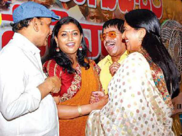 జగన్కు రోజా దూరం: ఎక్కడా ఇమడలేరా?