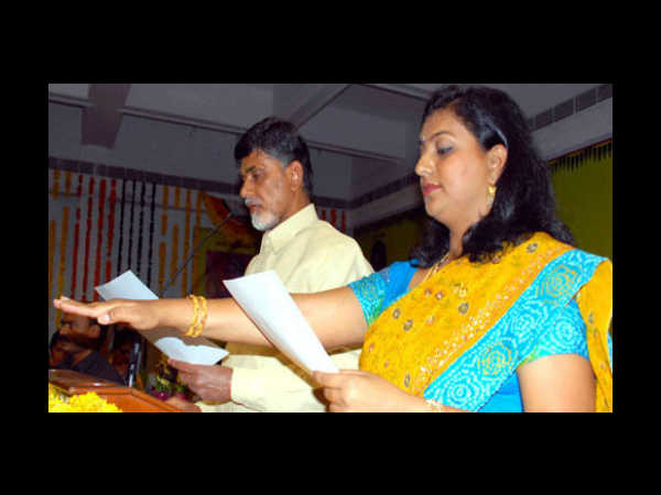 జగన్కు రోజా దూరం: ఎక్కడా ఇమడలేరా?