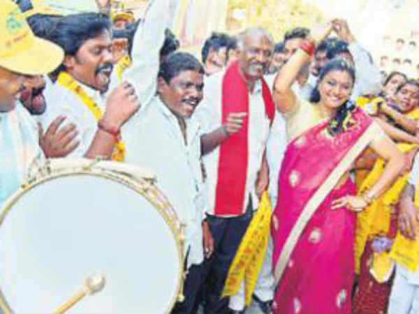 జగన్కు రోజా దూరం: ఎక్కడా ఇమడలేరా?