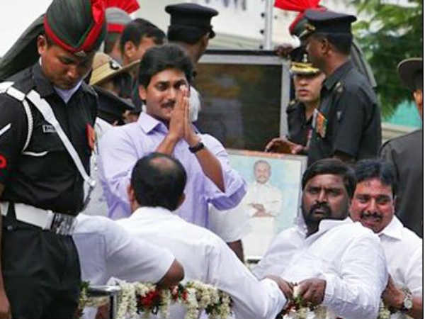 ప్లకార్డ్: జగన్ ఫ్యామిలీకి 'తెలంగాణ' దెబ్బ, వీరికీ