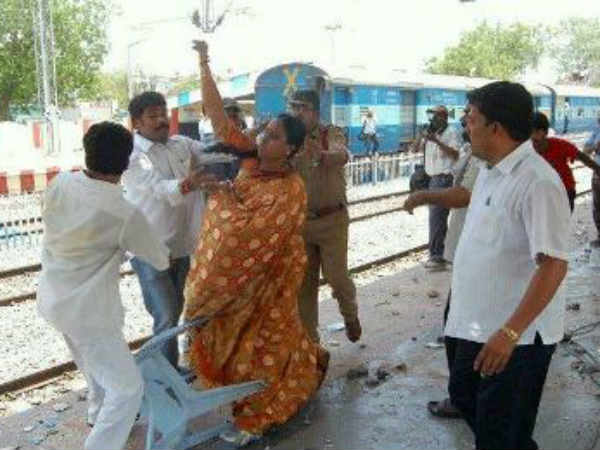 ప్లకార్డ్: జగన్ ఫ్యామిలీకి 'తెలంగాణ' దెబ్బ, వీరికీ