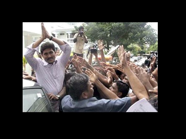 పిక్చర్స్: జగన్ పార్టీ క్రౌడ్ పుల్లర్స్