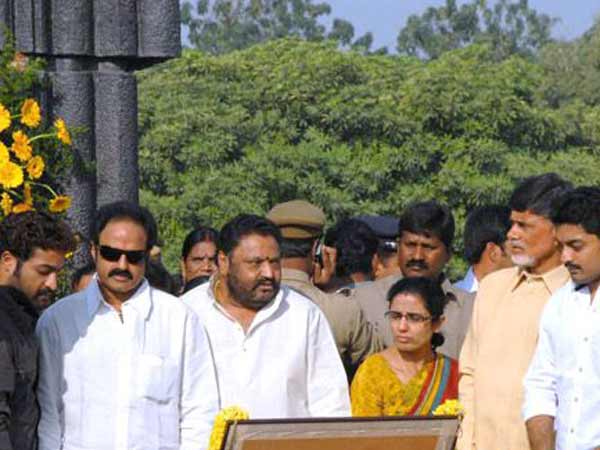 కోల్డ్వార్: హరికృష్ణ వర్సెస్ బాలకృష్ణ