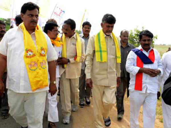 ఏం చెప్పాయి, ఏం చెప్తాయి?: జగన్కు చిక్కు చిరు సేఫ్