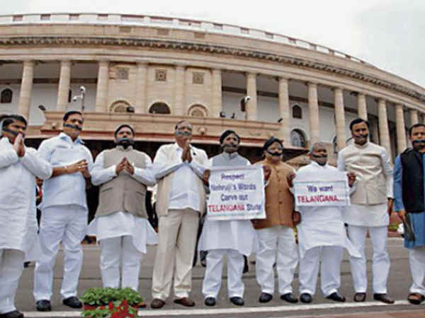 ఏం చెప్పాయి, ఏం చెప్తాయి?: జగన్కు చిక్కు చిరు సేఫ్