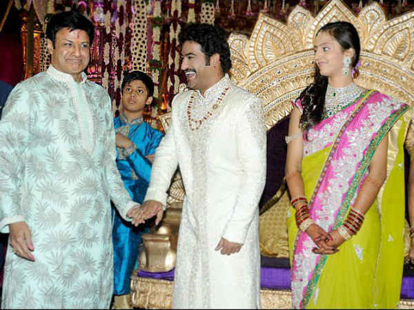 ఊరిస్తూనే..: 'జూ ఎన్టీఆర్'తోనే బయటకు బాలయ్య!