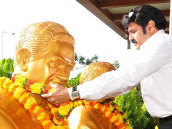 ఊరిస్తూనే..: 'జూ ఎన్టీఆర్'తోనే బయటకు బాలయ్య!