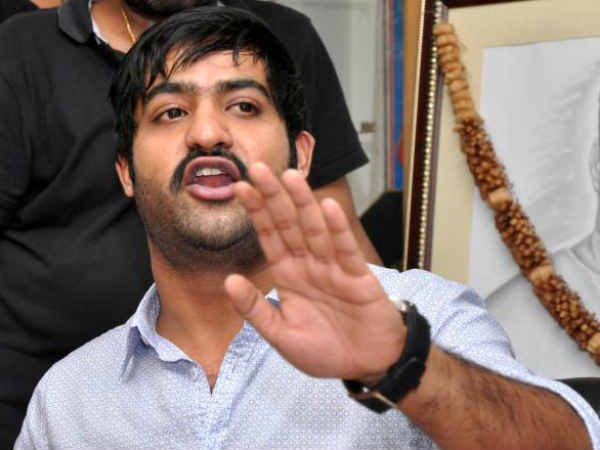 ఊరిస్తూనే..: 'జూ ఎన్టీఆర్'తోనే బయటకు బాలయ్య!