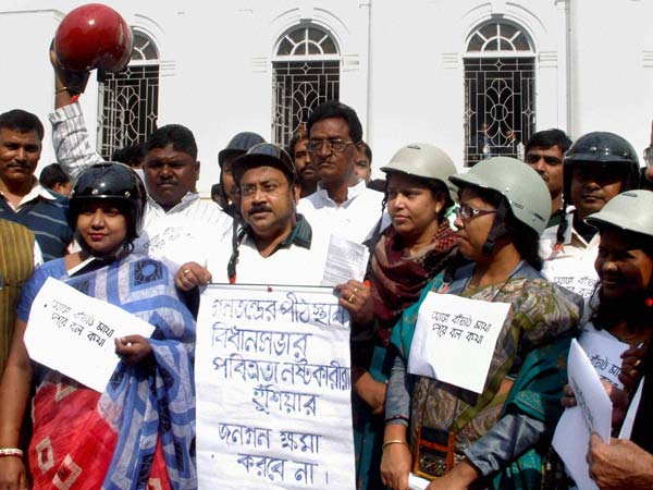 Bengal Assembly fight scares all; Congress MLAs wear helmets Bengal Assembly fight scares all; Congress MLAs wear helmets