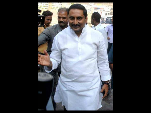 కిరణ్ చేతికి 'ఐ': ఛానళ్ల కోసం పోటా పోటీ