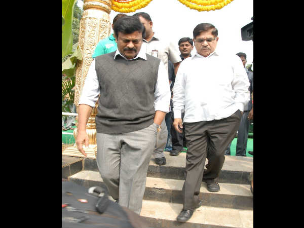 కిరణ్ చేతికి 'ఐ': ఛానళ్ల కోసం పోటా పోటీ