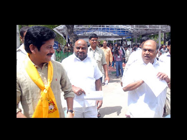 బాబు సేన: నోరు చేసుకోవడమే.. (పిక్చర్స్)