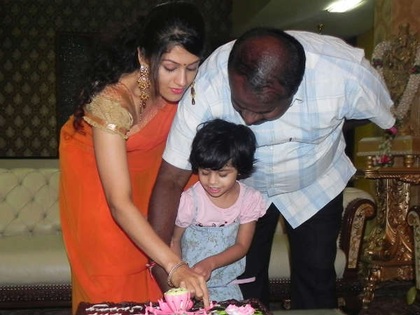 పిక్చర్స్: రాధికతో కుమారస్వామి బర్త్డే వేడుక