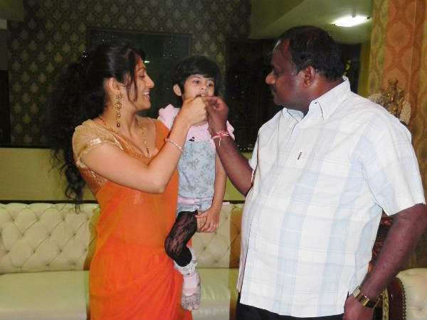 పిక్చర్స్: రాధికతో కుమారస్వామి బర్త్డే వేడుక
