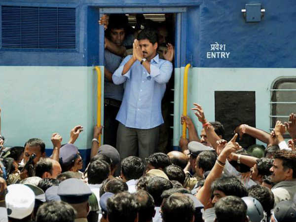 పిక్చర్స్: ఆనాడు జగన్ యాత్ర, ఇప్పుడు సురేఖ కామెంట్