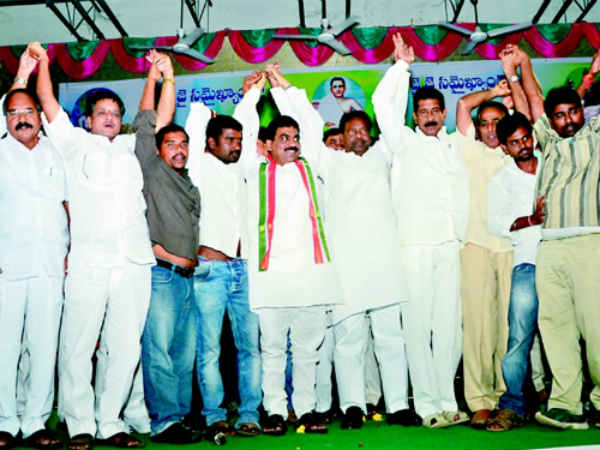 న్యూ ఇయర్లోకి మన నేతలు ఇలా ఎంటరయ్యారు!!!