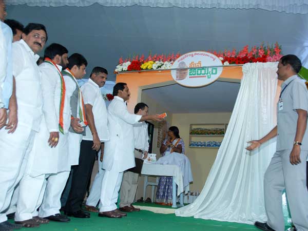 ఫొటోలు: మన బియ్యం పథకానికి సిఎం శ్రీకారం