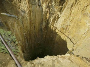 Indian-American jumps into 100-ft mine-shaft to 'appease gods' Indian-American jumps into 100-ft mine-shaft to 'appease gods'