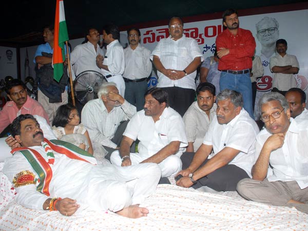 ఫొటోలు: లగడపాటి సమైక్యాంధ్ర వెరైటీలు