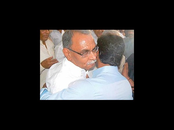 తెలంగాణ: 'జగన్'తో కెవిపి హైడ్రామా!(ఫోటోలు)