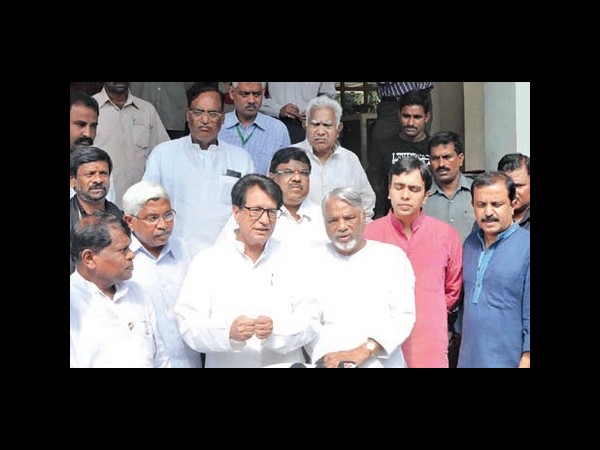 తెలంగాణ: 'జగన్'తో కెవిపి హైడ్రామా!(ఫోటోలు)