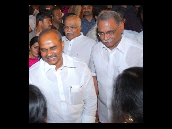 తెలంగాణ: 'జగన్'తో కెవిపి హైడ్రామా!(ఫోటోలు)