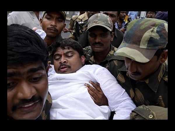 టీ - కాంగ్రెసు ఎంపీలు రోడ్డున పడ్డారు (ఫోటోలు)