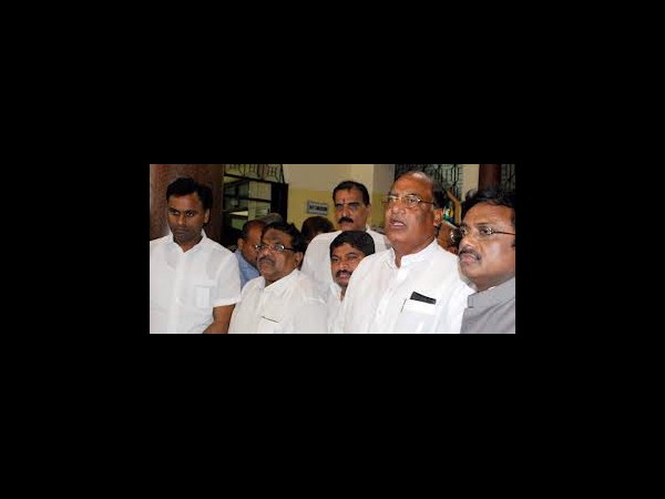 టీ - కాంగ్రెసు ఎంపీలు రోడ్డున పడ్డారు (ఫోటోలు)