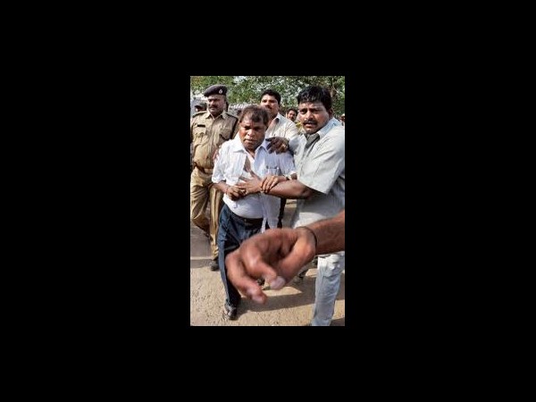 టీ - కాంగ్రెసు ఎంపీలు రోడ్డున పడ్డారు (ఫోటోలు)