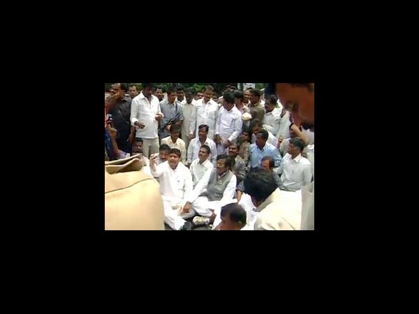 టీ - కాంగ్రెసు ఎంపీలు రోడ్డున పడ్డారు (ఫోటోలు)