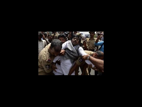 టీ - కాంగ్రెసు ఎంపీలు రోడ్డున పడ్డారు (ఫోటోలు)