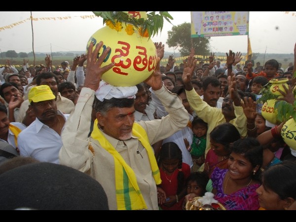 బాబు 'కిరికిరి' మాటలు: అడుగులు లక్ష్యాన్ని దాటినా..