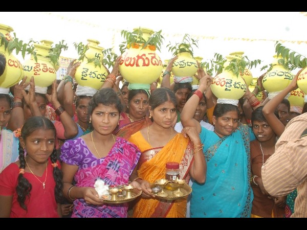 బాబు 'కిరికిరి' మాటలు: అడుగులు లక్ష్యాన్ని దాటినా..
