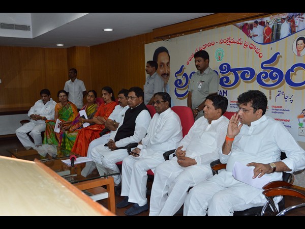 ఫొటోలు: గవర్నర్తో జానా భేటీ, ఆ తర్వాత ఇలా...