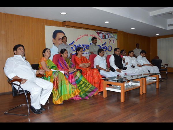 ఫొటోలు: గవర్నర్తో జానా భేటీ, ఆ తర్వాత ఇలా...