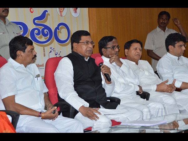 ఫొటోలు: గవర్నర్తో జానా భేటీ, ఆ తర్వాత ఇలా...