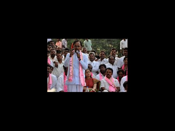 పిక్చర్స్: కెసిఆర్ టార్గెట్గా వీరంతా...