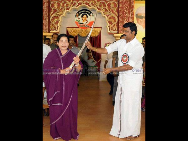 జయలలిత ఆగ్రహం-అనుగ్రహం(ఫోటోలు)